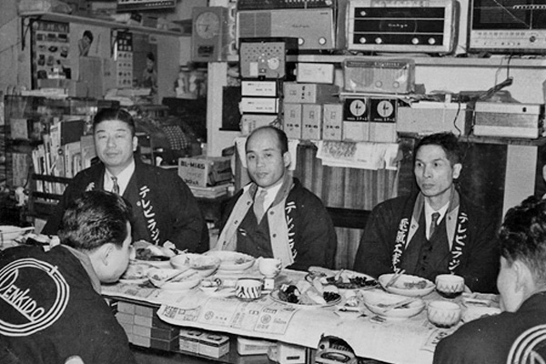 初売り日の打ち上げ風景。左に加茂雅章社長の姿がある（昭和30年代初頭）