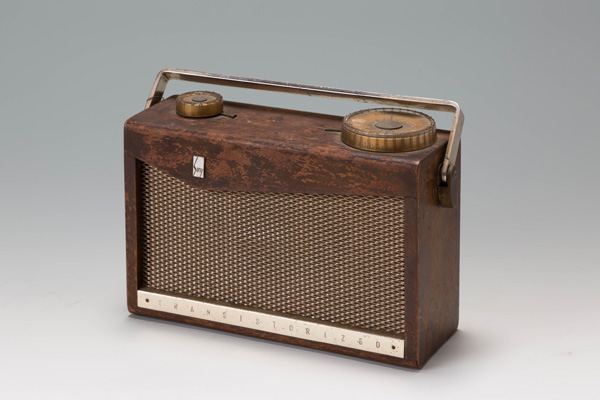 「東京通信工業（現ソニー） SONY-RADIO TR-72」。当時の最新ラジオであり、東通工初の輸出モデル