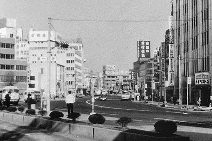 画像：当時の浜松駅前から西方を見る。