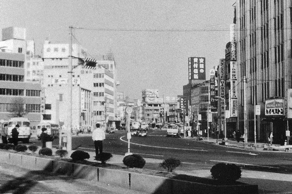 当時の浜松駅前から西方を見る。年々ビルが増えていった